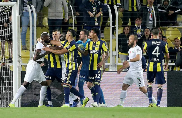 Fenerbahçe kendi evinde Akhisarspor’u geçmesini bildi