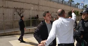 Adliye önünde kavga kamerada!