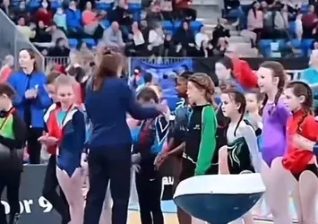İrlanda'da ırkçılık skandalı! Minik kızın görüntüleri yürekleri burktu