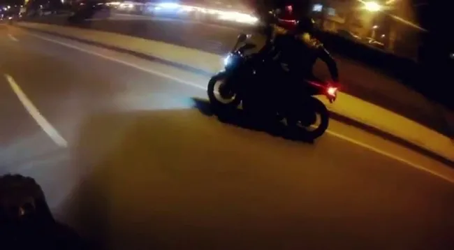 İstanbul’da “yok artık” dedirten olay! Motosiklette seyir halindeyken sürücü değiştirdiler - 1