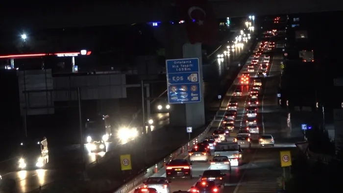 Tatilciler erken dönüşe geçti! 43 il etkilendi - 2