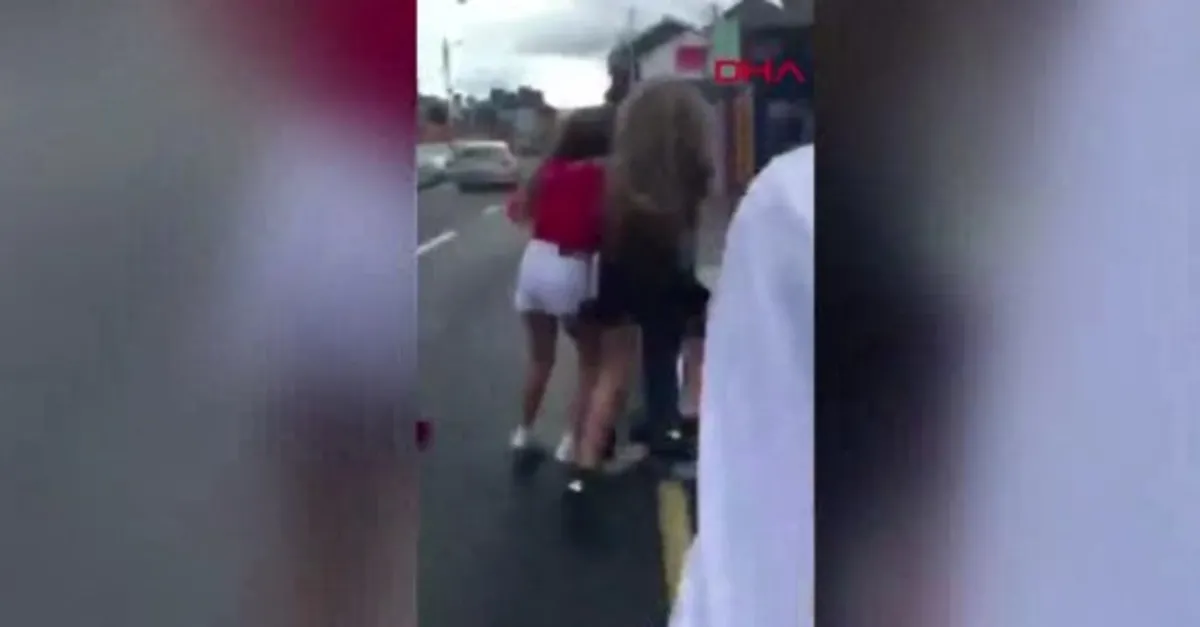 İrlanda’da utanç veren görüntü! 14 yaşındaki Müslüman kız çocuğuna ırkçı saldırı | Video