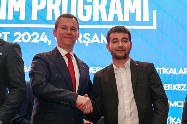 Yeniden Refah Partisi’nde yaprak dökümü! 21 isim istifa ederek AK Parti’ye katıldı | AK Parti Genel Sekreteri Şahin’den açıklama: Necmettin Erbakan’ın hayallerini gerçekleştiren Erdoğan’ın yanında saf tuttular