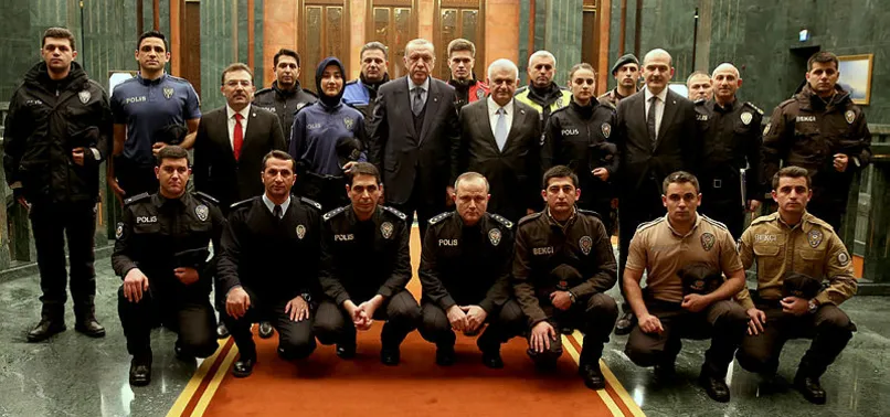 Emniyet personeli yeni üniformalarıyla Cumhurbaşkanlığı Külliyesi'nde