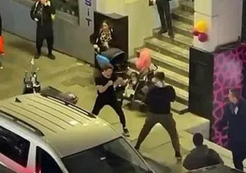 İstanbul'da boks ringlerini aratmayan kavga! Çığlık atarak uzaklaştı | O anlar kamerada
