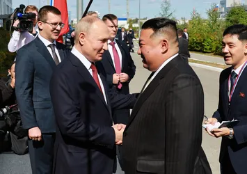 Dünyanın merakla beklediği görüşme! Kim ile el sıkışan Putin doğruladı: Bu nedenle uzay üssüne geldik!