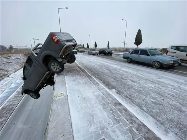Konya’da kar nedeniyle kayan kamyonet köprüde asılı kaldı - 5