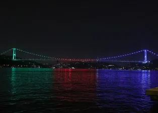 Fatih Sultan Mehmet Köprüsü Azerbaycan bayrağının renklerine büründü
