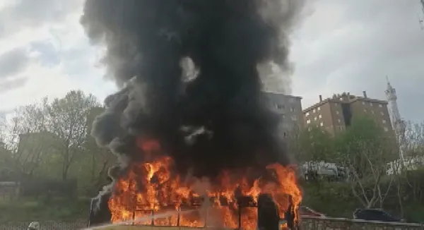 Kartal'da park halindeki İETT otobüsü yandı - 2