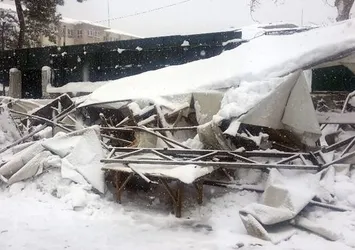 Sarıyer’de pazar alanının çatısı çöktü