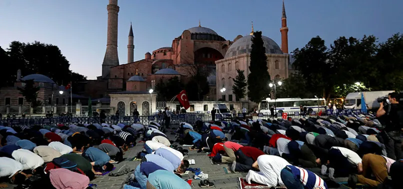Ayasofya'da okunan ezanın ardından binlerce kişi namaza kıldı