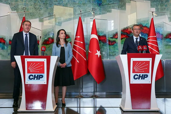 meral-aksener-pkk-ile-demlenen-ozgur-ozele-sert-cikti-dem-ile-el-sikisin-da-gorelim-pkklilari-mutlu-ettiniz-1705481613761.jpg Meral Akşener PKK ile demlenen Özgür Özel'e sert çıktı: DEM ile el sıkışın da görelim! PKK'lıları mutlu ettiniz - 5