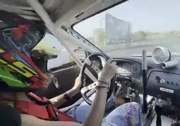 Kadın driftçiler pistte şov yaptı
