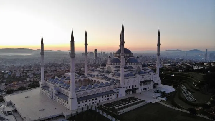 Türkiye'de bayram sabahı! Camiler bayram namazında boş kaldı...