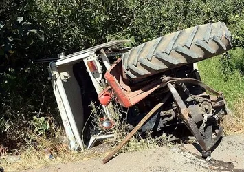 Traktör şarampole devrildi: 1 ölü 2 yaralı