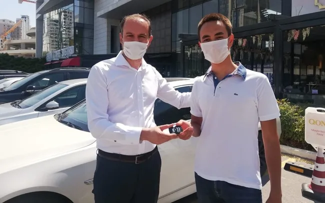 TYT birincisi olan Ankaralı Gürkan İnal'a öğretmeni lüks otomobilini hediye etti - 3