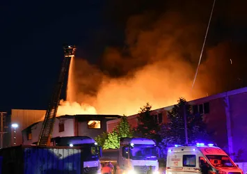 Tekirdağ'da kumaş deposunda yangın