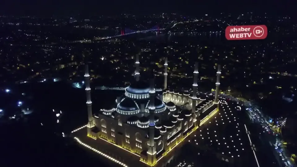 Büyük Çamlıca Camii’nde tarihi kalabalık! | Video