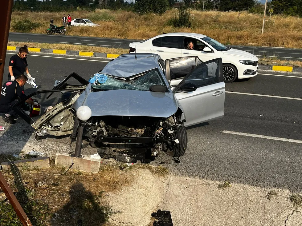 Tosya D100 kara yolunda feci kaza! Su kanalına çarparak metrelerce sürüklenen otomobilde 2 kişi öldü, 4 kişi yaralandı - 4