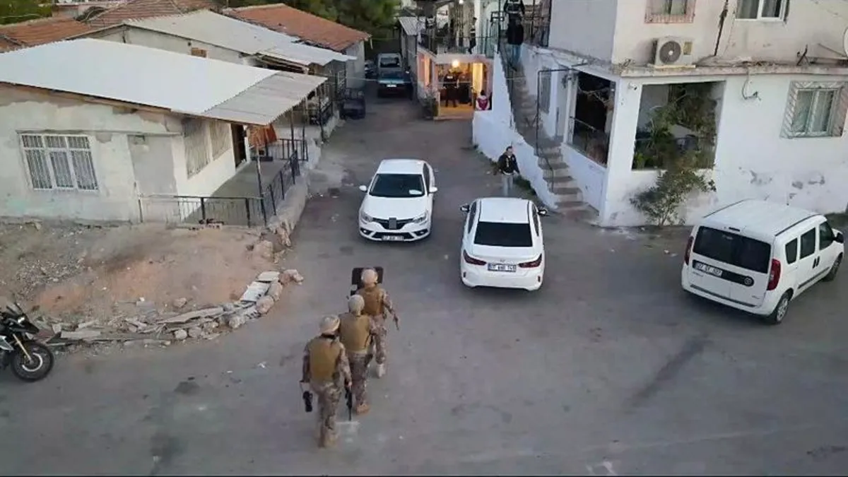 Antalya'da 25 adrese şafak operasyonu! 10 gözaltı