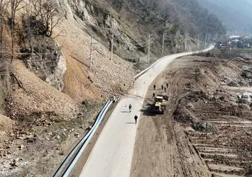 Düzce'de heyelan tehlikesi! 4 köy ve 2 ilçe ulaşıma kapandı