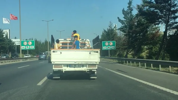 kamyonet-kasasindaki-cocuklarin-tehlikeli-yolcugu-kamerada-1631866784718.jpg Kamyonet kasasındaki çocukların tehlikeli yolcuğu kamerada - 3