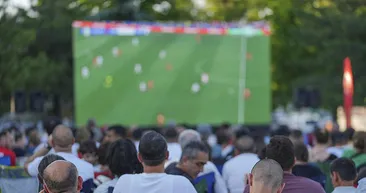 Sahne sırası ’Bizim Çocukların’! Türkiye’nin dört bir yanından dev ekranlarda milli maç keyfi