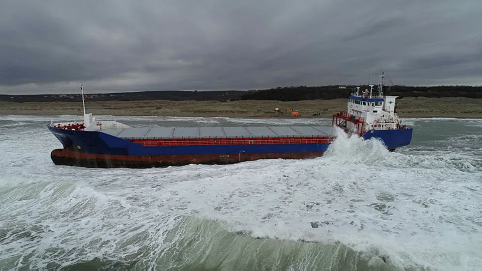 Kocaeli Kandıra'da gemi karaya oturdu