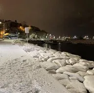 İstanbul beyaza büründü! İşte megakentten kar görüntüleri | Denize giren bile var...