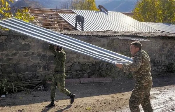 1605497514216.jpg Ermeniler bölgeyi terk ediyor! Mezarlardan çıkardıkları ölüleri de götürüyorlar - 5