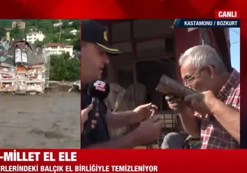 Kastamonu'da asker ve vatandaş çamur temizliği yapıyor! Kur'an-ı Kerim bulundu duygulu anlar yaşandı! A Haber böyle görüntüledi