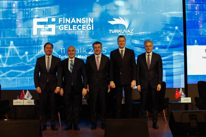 Foto altı: (Soldan Sağa) Akbank Genel Müdürü Kaan Gür, Halkbank Genel Müdürü Osman Arslan, TBB Başkanı Alpaslan Çakar, QNB Türkiye Genel Müdürü Ömür Tan ve Denizbank Genel Müdürü Recep Baştuğ