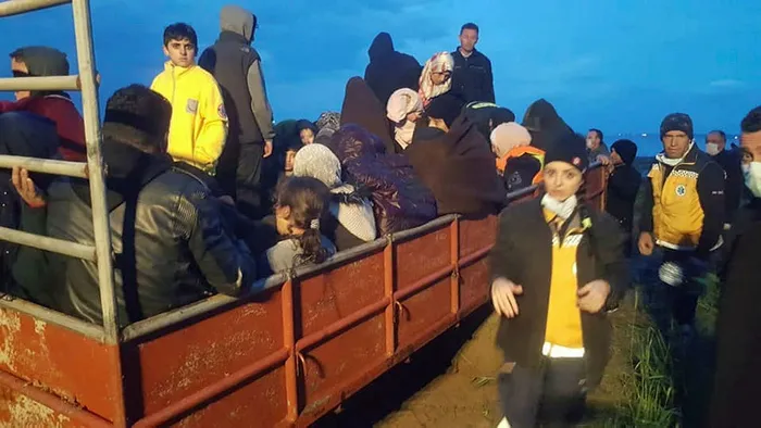 Son dakika: KKTC Taşlıca-Boltaşlı sahil köyleri açıklarında 175 mülteciyi taşıyan tekne yan yattı! - 1