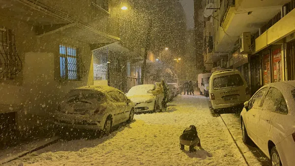 İstanbul’da kar esareti: Yollar trafiğe açıldı uçuşlar başladı! | Dakika dakika gelişmeler...