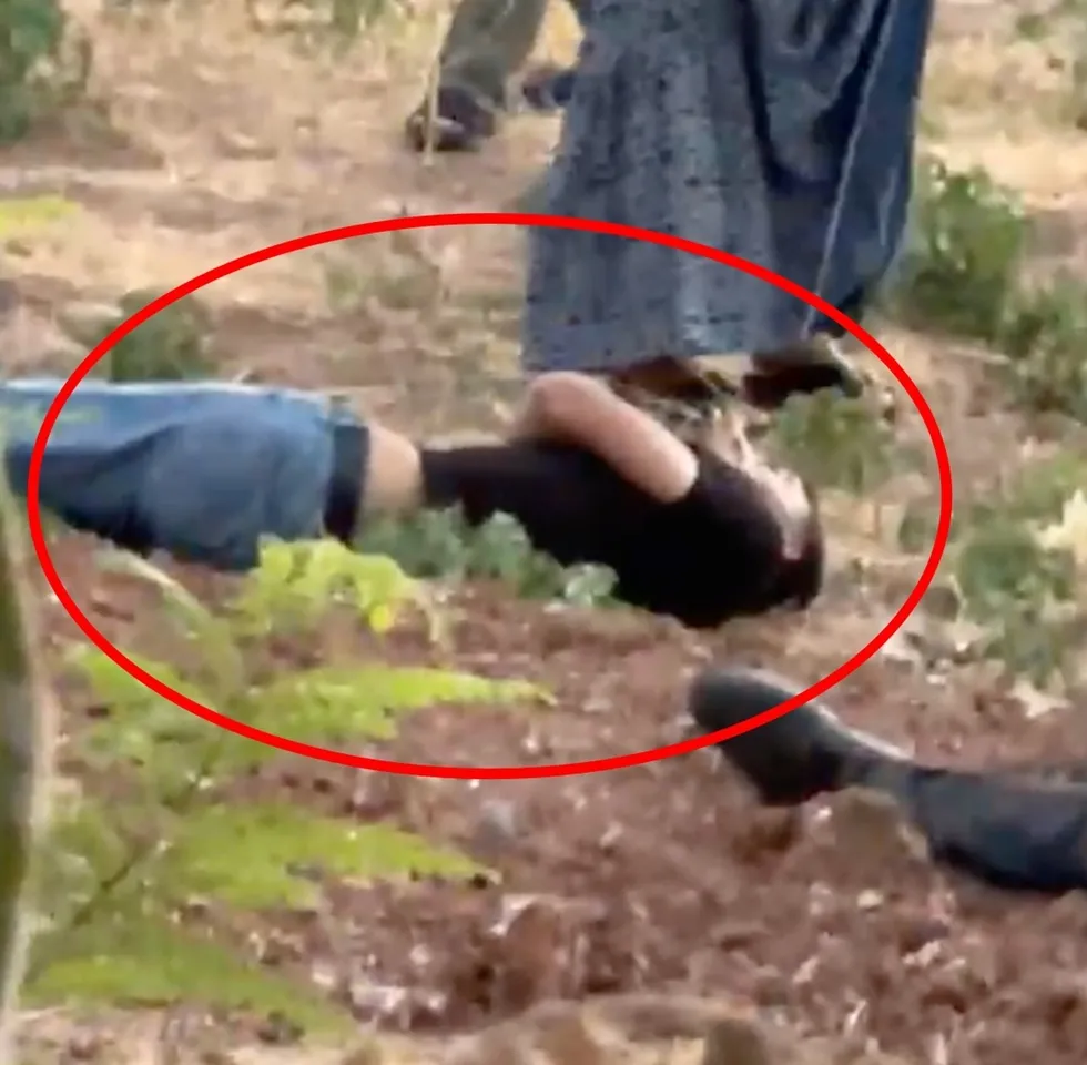 batmandaki-mezarlikta-kanli-infaz-3-kisi-hayatini-kaybetti-1785095748795.jpeg Batman'daki mezarlıkta kanlı infaz! 3 kişi hayatını kaybetti - 2