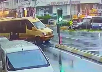 İstanbul'da yürekleri yakan kaza! Minibüs altında kalan kadının kulağı koptu