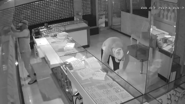 kuyumcu-soygunu-kamerada-5-kilo-altinla-kayiplara-karistilar-1688637612611.jpg Kuyumcu soygunu kamerada! 5 kilo altınla kayıplara karıştılar - 3