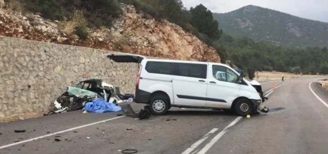 Antalya’da otomobil ve minibüs kazası: Ölü ve yaralılar var