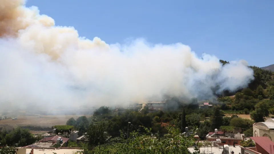Hatay'da korkutan orman yangını! Alevler yerleşim yerlerini tehdit ediyor