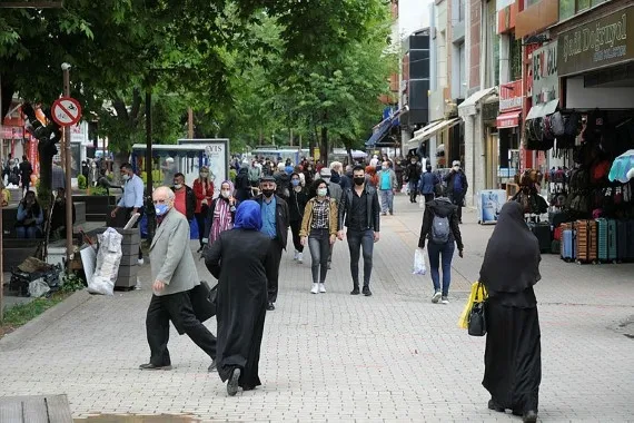 Eskişehir’de sokaklar doldu, sosyal mesafeye uyulmadı - 3