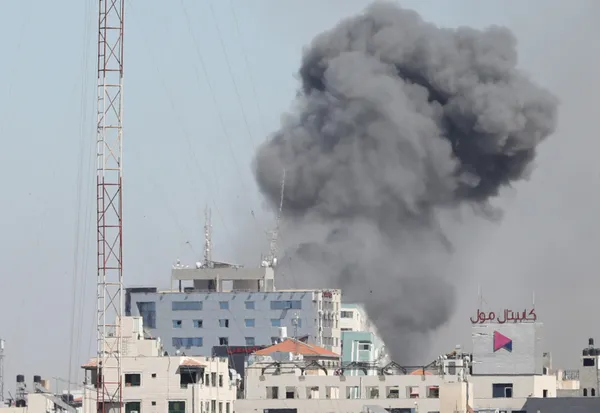 Son dakika | İsrail Gazze’de bulunan medya binasını vurdu! Hamas’tan sert yanıt: Hamlemizi beklesinler