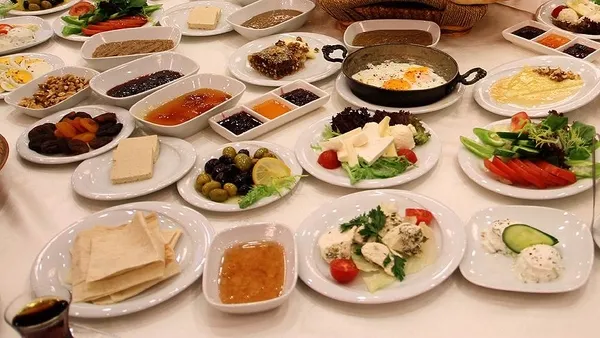 1635363189348.jpg Bu gıdaları sakın tüketmeyin! Günde kaç öğün beslenilmeli? Annelerin en büyük yanlışı ne? Ahmet Rasim Küçükusta A Haber'e anlattı - 5