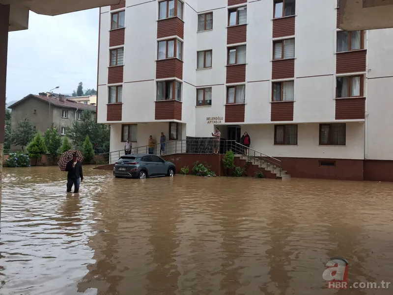 Rize yine sular altında: Dereler taştı yollar kapandı 18