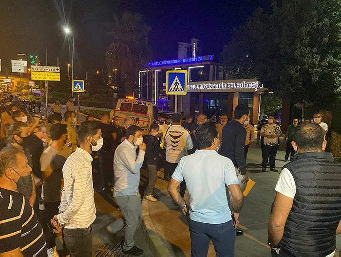Servisçilerden İmamoğlu’na İBB önünde protesto: Belediye plaka satmak istiyorsa hodri meydan