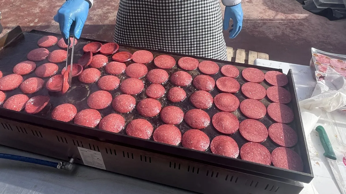 Kağıthane'de 5 tonluk sucuk ekmek ikramı