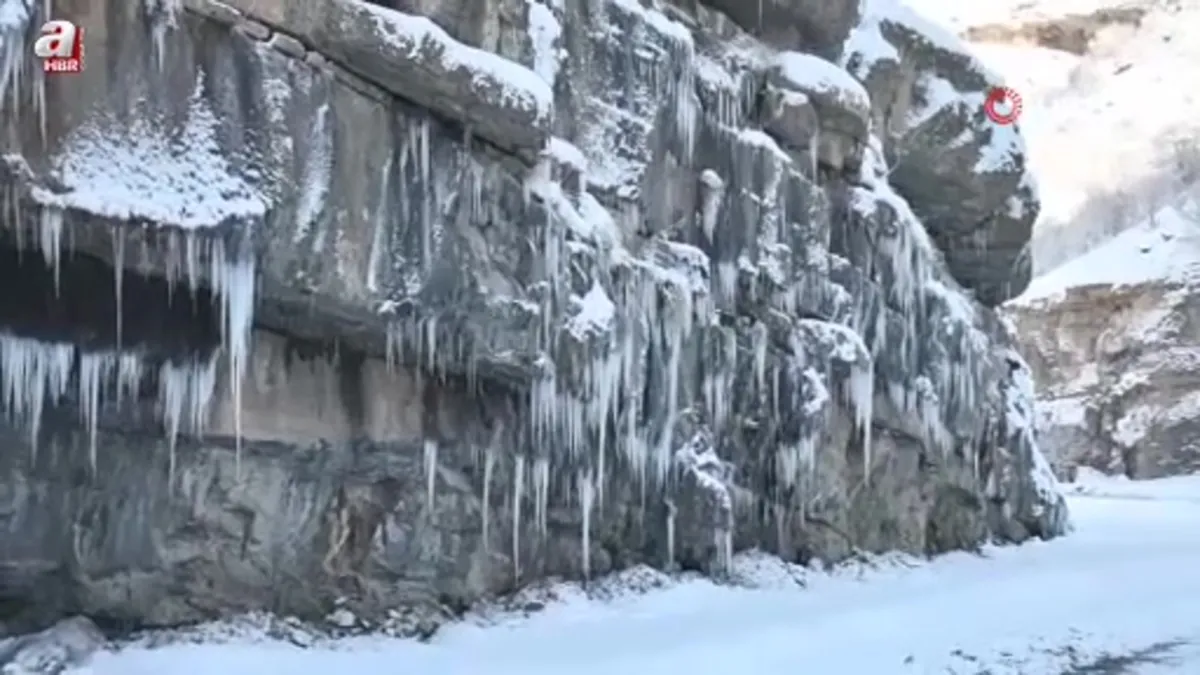 Şırnak'ta soğuk hava Habur Çayı'nı dondurdu