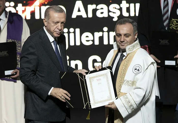 baskan-recep-tayyip-erdogandan-erciyes-universitesine-eru-odul-1665415684387.jpg Başkan Recep Tayyip Erdoğan’dan Erciyes Üniversitesi'ne (ERÜ) ödül - 1