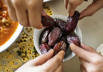 Mide bulantısı, kusmak orucu bozan şeyler mi? Diş eti kanaması orucu bozar mı? Ağızdan, burundan kan gelmesi orucu bozar mı?