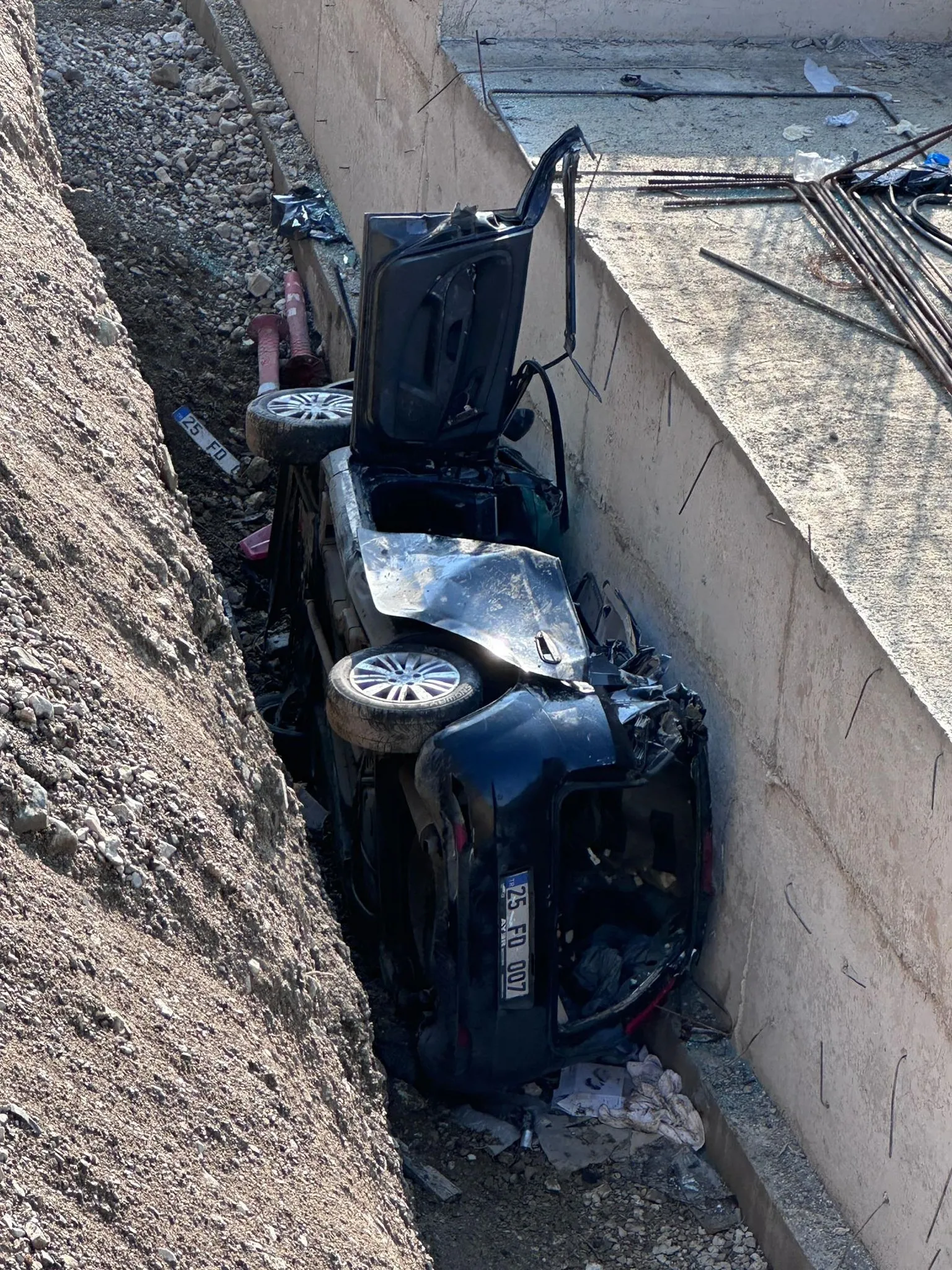 Erzurum'da otomobil yol genişletme alanına uçtu: 3 can kaybı