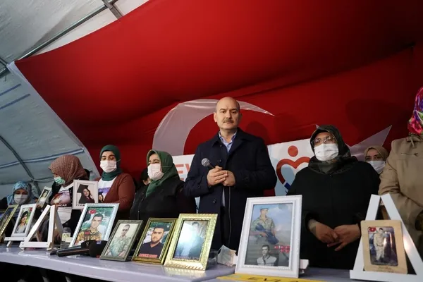 İçişleri Bakanı Süleyman Soylu’dan HDP önünde evlat nöbetindeki ailelere ziyaret